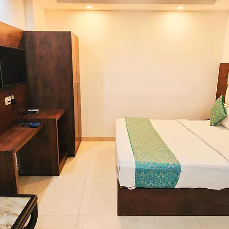Hotel Vista Ambs Plaza A Family Hotel Near Igi Delhi Airport-3